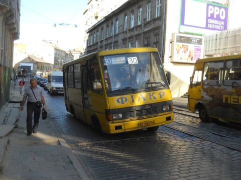 Маршрутка збила 8-річну дитину у Львові