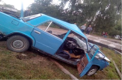 На Львівщині через зіткнення з елетроопорою загинув водій жигуля