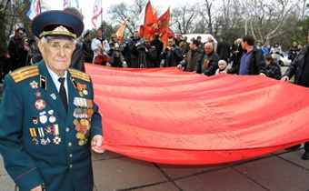 Садовий підписав ухвалу про заборону використання 9 травня червоних прапорів