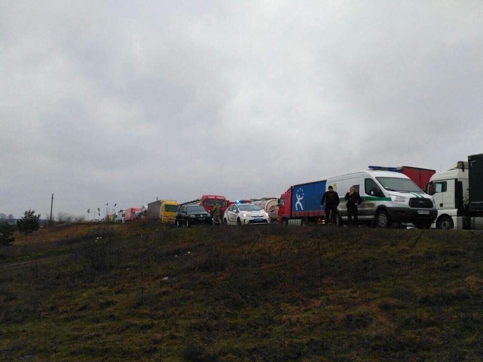 Понад 600 вантажівок перекрили дорогу на Краковець