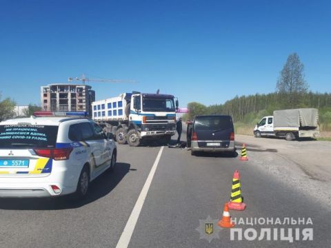 На Львівщині у ДТП з вантажівкою постраждав водій мікроавтобуса