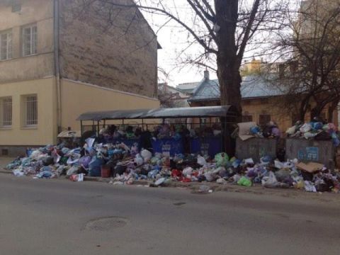 У Львові більше 400 контейнерів із сміттям є переповненими