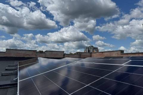 На Сихові триває встановлення сонячних електростанцій на корпусах поліклініки