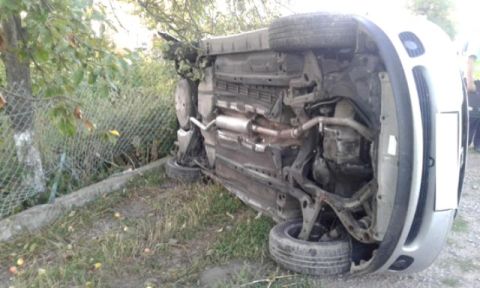 На Львівщині автівка врізалась в електроопору