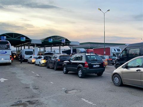 20 авто чекають на виїзд до Польщі на одному з шести МПП Львівської області