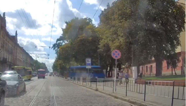 У Львові автобус з несправними гальмами ледь не переїхав пішоходів