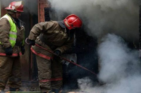 На вул. Стрийській у Львові 13 рятувальників та дві машини ліквідували пожежу у підвалі