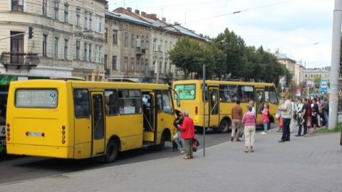 Садовий перевірить водіїв маршруток львівського перевізника