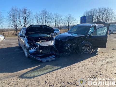 Поблизу Львова у ДТП постраждали обидва водії авто