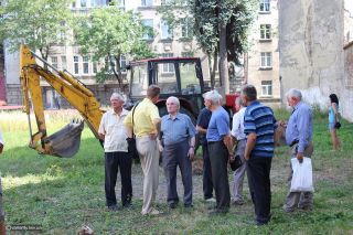 Аксакали та німці у синіх футболках