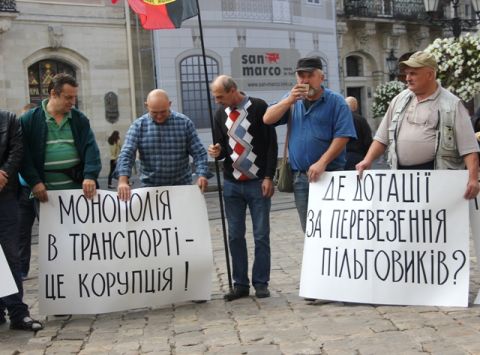 Перевізники заявляють, що на маршрути Львова не вийшло майже 250 автобусів