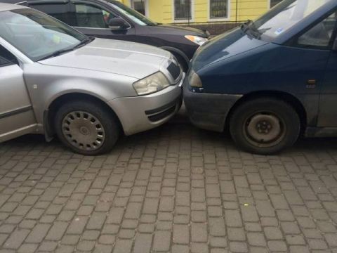 У Львові на стоянці іномарка пошкодила п'ять авто