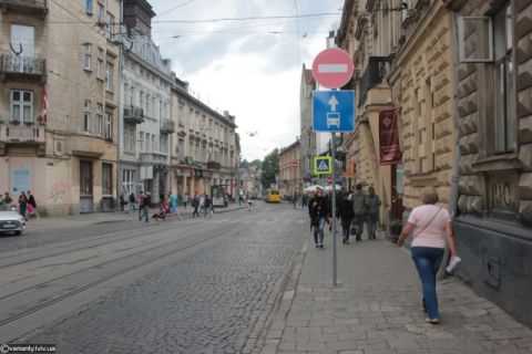 Письменник Ів Гандон тихо підкрався до перейменування вулиці Окружної