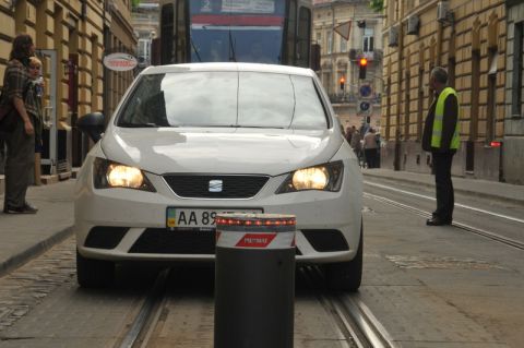 Вночі автомобіль ДСО протаранив бoлард у центрі Львова