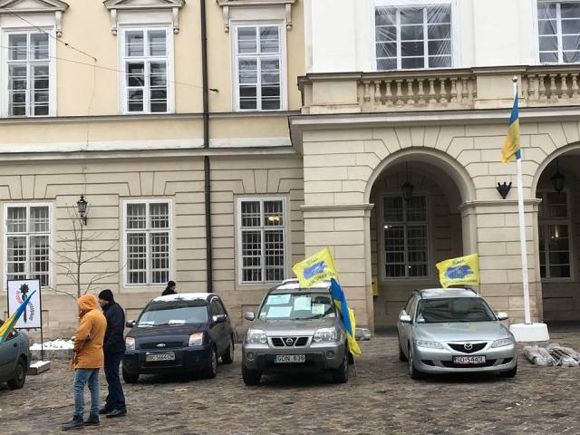 Львівську міськраду пікетують через закон про розмитнення авто