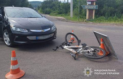 Поблизу Львова в ДТП постраждали водійка Chevrolet та велосипедист