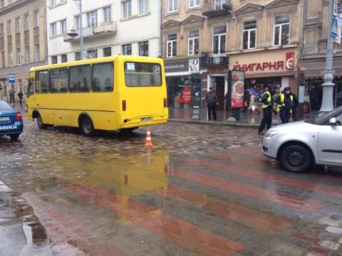 У центрі Львова маршрутка збила на переході пішохода