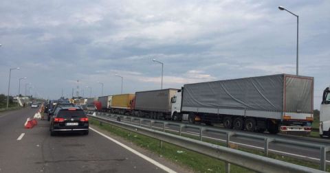 360 вантажівок чекають на перетин українсько-польського кордону в Краківці