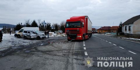 На Львівщині мікроавтобус зіткнувся з вантажівкою