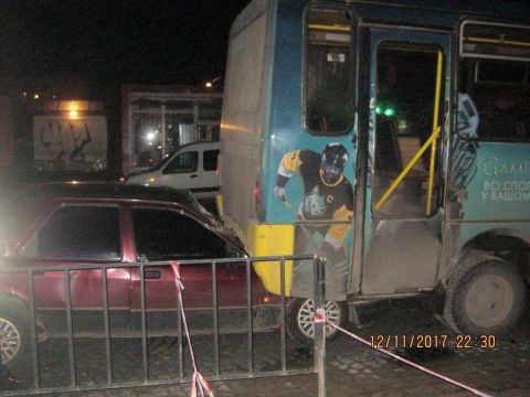 У Львові п'яний водій легковика врізався у маршрутку