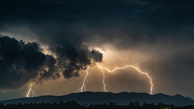 Львів у понеділок очікує грози