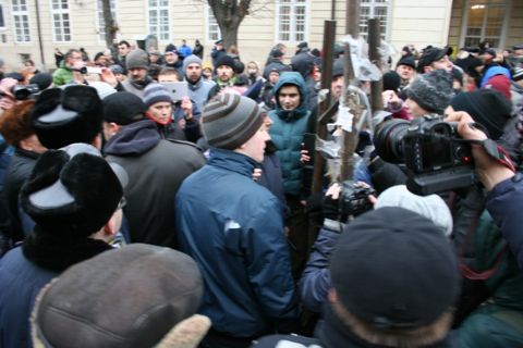 На пікеті проти руйнування лічниці Шептицького Автономний опір та Свобода влаштували сутичку