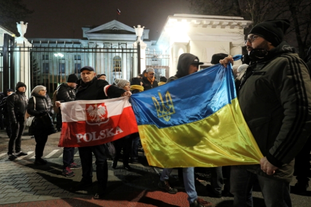 Поляки та українці пікетували консульство Росії у Варшаві
