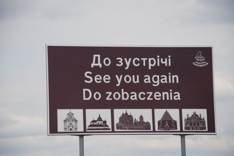 Сьогодні комунальники завершать демонтаж вказівників до «Євро-2012» у Львові