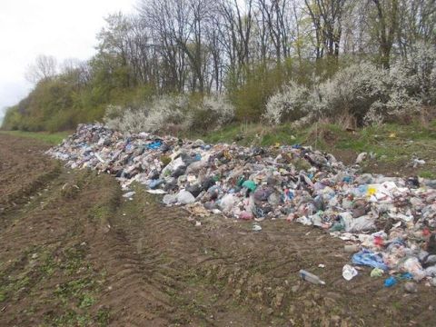 Правоохоронці розслідують факт незаконного завезення львівського сміття на Самбірщину
