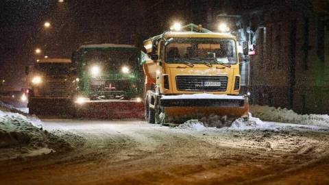 На вулиці Львова виїхало майже 50 одиниць снігоприбиральної техніки
