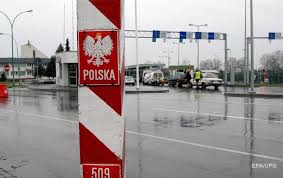 Польща ввела плату за використання праці українців на сезонних роботах