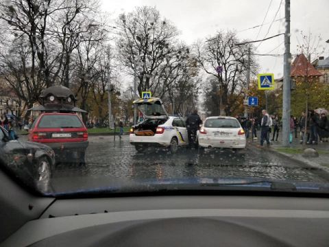 У центрі Львова через ДТП з патрульними заблокували рух транспорту