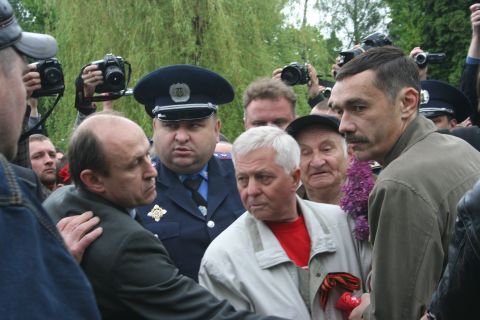 Головний комуніст Львівщини постане перед судом за червоний прапор