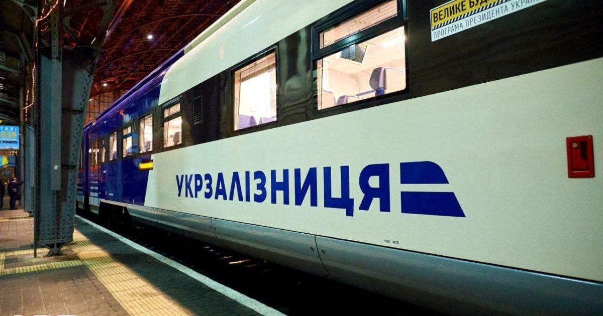 14 поїздів Укрзалізниці затримуються через ракетні обстріли