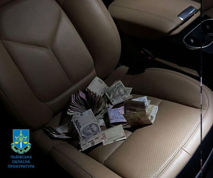 У авто інспекторки Львівської митниці поліція виявила понад 500 тисяч гривень готівки