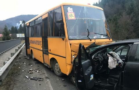 На Сколівщині в ДТП зі шкільним автобусом травмувалися діти