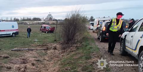 На Львівщині автівка з’їхала у кювет: є постраждалі