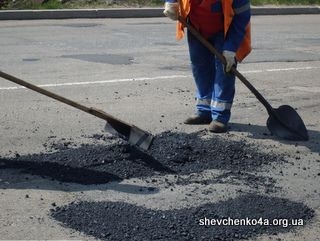 Працівник Облавтодору отримав опіки під час ямкового ремонту дороги на Львівщині