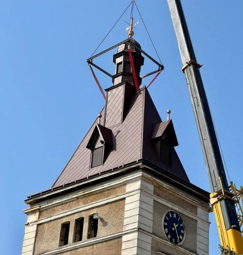 У місті Кам'янка-Бузька на ратуші встановили новий купол