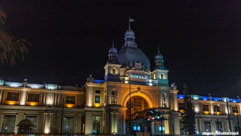 Укрзалізниця вимикатиме підсвітку фасаду вокзалу у Львові у пікові години