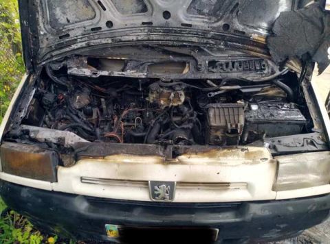 На Золочівщині згоріла автівка Peugeot Expert
