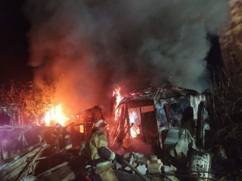 8 рятувальників гасили пожежу у будинку в Лисиничах