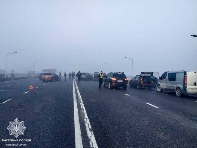 На Скнилівському мості зіткнулись понад 25 авто