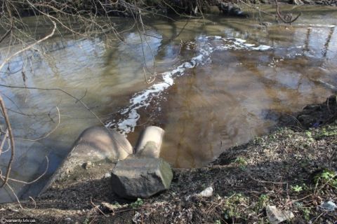 У Самборі незаконно зливали стічні води у притоку Дністра
