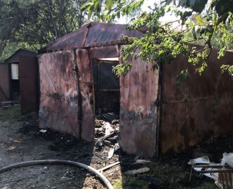 Рятувальники гасили пожежу в гаражі у Львові