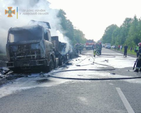 На Львівщині згоріла вантажівка з фарбою