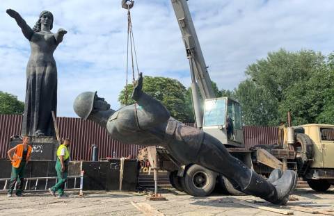У Львові завершать демонтаж Монумента слави на Стрийській