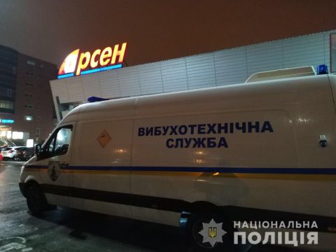 Більше 1500 відвідувачів і працівників двох супермаркетів Львова евакуювали через "замінування"