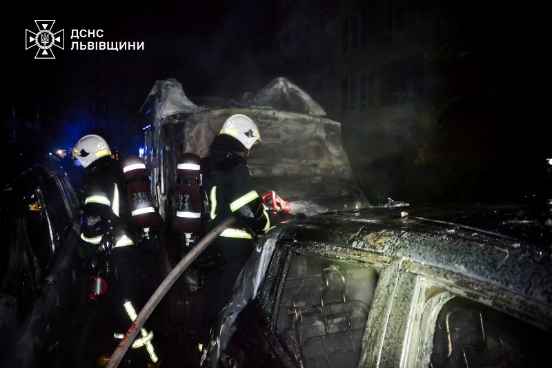 На Сихові вщент згоріли авто Renault, Opel та Nissan