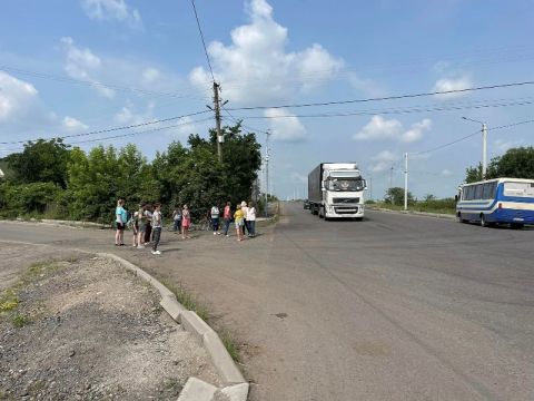 У Червоноградському районі місцеві мешканці перекрили дорогу для вантажівок